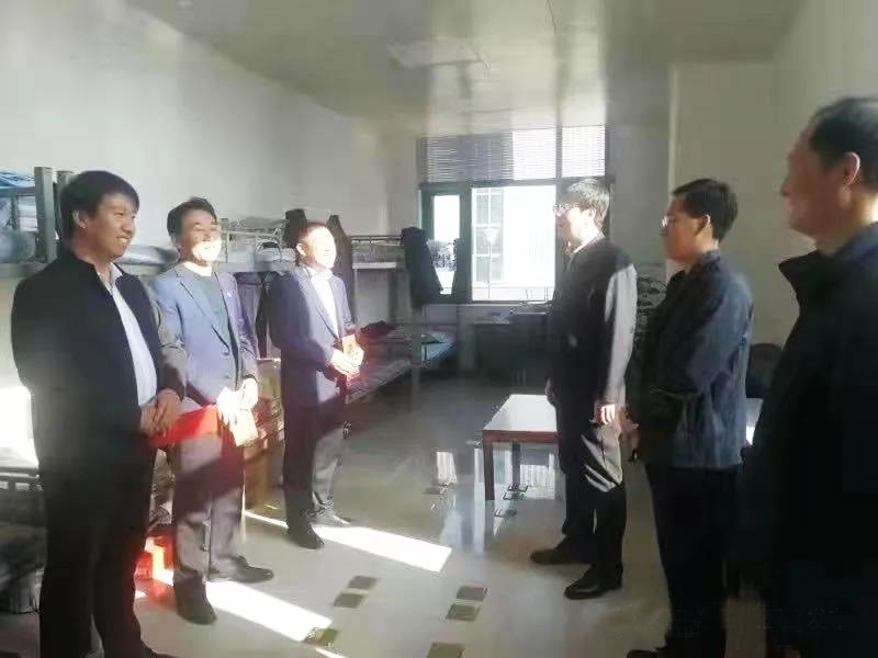 工業(yè)園區(qū)管委會(huì)、泓源公司慰問(wèn)園區(qū)機(jī)關(guān)保安門衛(wèi)等一線人員(圖2)