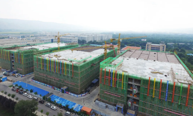 我市光電產業(yè)園（三期）項目廠房主體結構封頂(圖1)